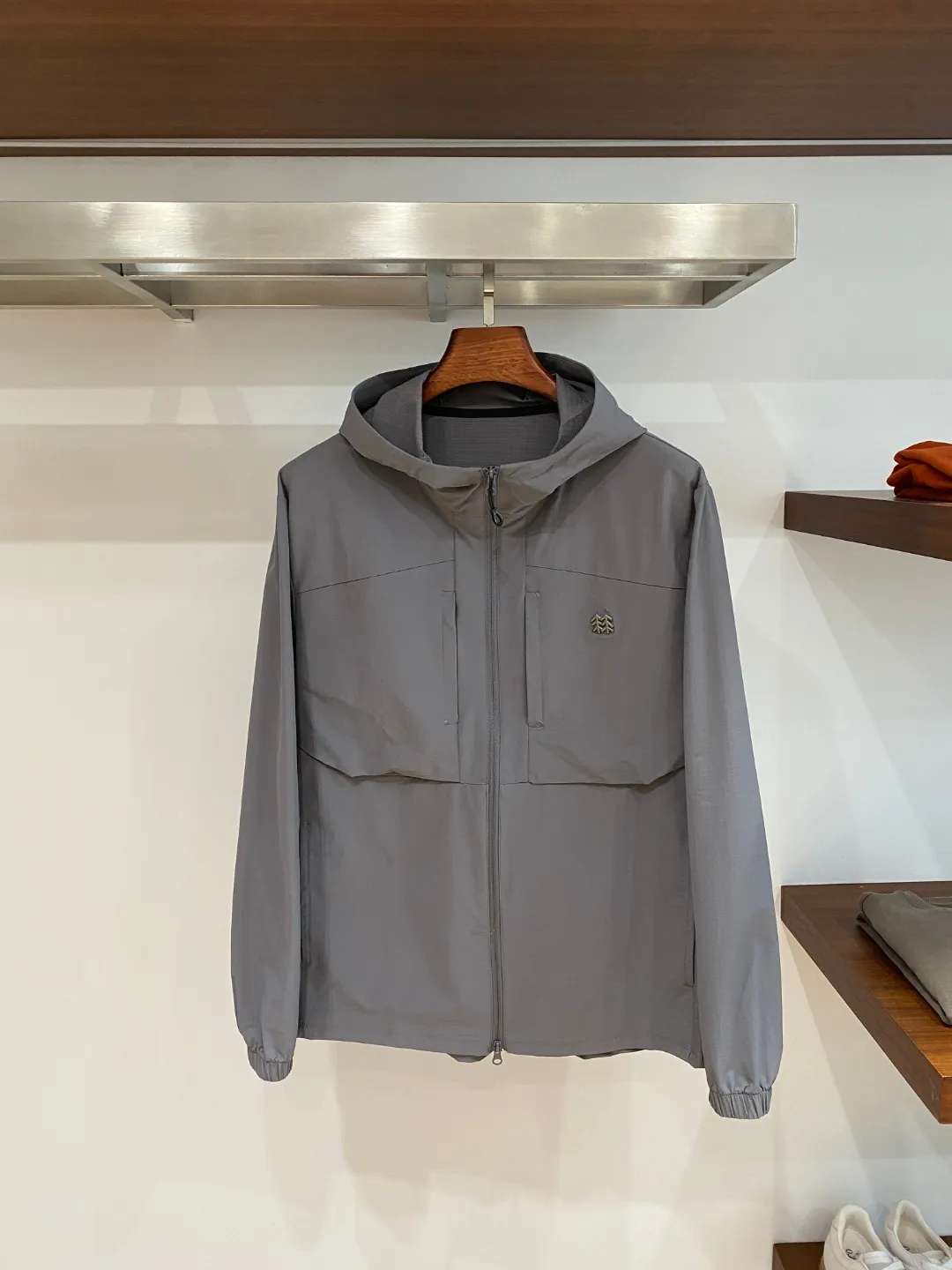 𝗞𝗢𝗟𝗢𝗡 𝗦𝗣𝗢𝗥𝗧Kolon KR-Reviver Soft Shell Jacket Original Steel Label Waterproof and Windproof GTX Windstopper Jacket This Kolon soft shell comes from the rock climbing term Mixed Climbing. Ice and rock mixed climbing has developed different levels of product performance and corresponding soft shell products to cope with the changing outdoor wind and cold environment and the needs of different sports scenes. A soft-shell jacket specially designed for hiking, with excellent comprehensive performance and strong applicability in multiple scenes. It is windproof and water-resistant, breathable, Wear-Resistant, and sports stretchable. It has excellent durability and weather resistance. It can easily cope with complex jungle and rocky environments. It is a low-key and simple style. The comfort after wearing it will definitely surprise you. Fabric + Features: ✅ Made of original 54% nylon, 36% polyester, and 10% spandex fabric, it is light rainproof, anti-fouling, and has good breathability. ✅ This is a sports soft shell specially designed for hiking; ✅ It has comprehensive protective properties such as windproof, water-resistant, breathable, and Wear-Resistant to better cope with the changing weather challenges during hiking; ✅ Made of windproof and waterproof fabric, it has sufficient strength and durability, good wind resistance, and moderate elasticity; ✅Wind-resistant, breathable, slightly warm, Wear-Resistant ✅Laminated high-strength hanging loops, taped seams, more comfortable to wear, ✅Elastic bands on the cuffs, easy to put on and take off ✅Laminated hem, adjustable hem drawstring Drop Hood™w, curved brim, better windproof and rainproof without covering eyes, adjustable brim and hem drawstring ✅Same Style for men and women, slim fit, no pressure in autumn and winter ✅Suitable for Asian people Color: Black/Dark Gray/Yellow Brown Size: M-3XL